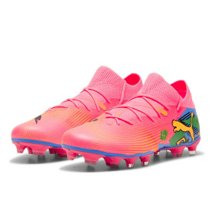 /1/0/107840-01_botas-de-futbol-con-tacos-color-rosa-puma-future-7-match-njr-fg-ag_1_pie-derecho.jpg