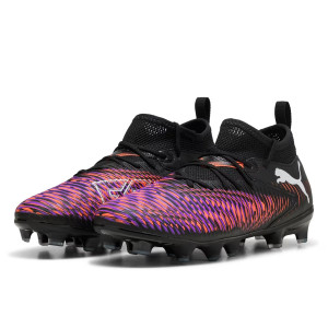 /1/0/108143-01_botas-de-futbol-con-tacos-color-negro-y-purpura-puma-future-8-match-fg-ag-jr_1_pie-derecho.jpg