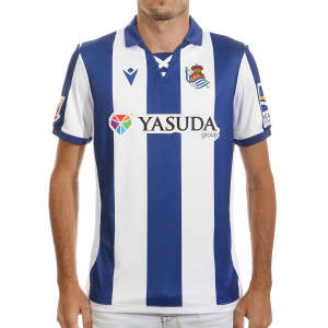 /7/0/700006270001_camiseta-color-blanco-y-azul-macron-real-sociedad-autentica-2024-2025_1_completa-frontal.jpg
