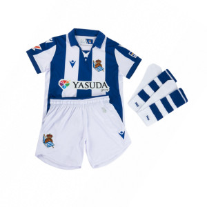 /7/0/700006380001_conjunto-color-blanco-y-azul-macron-real-sociedad-nino-2024-2025_1_completa-frontal.jpg