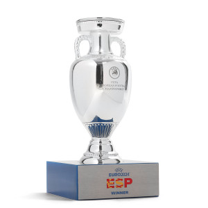 /E/M/EM-24-PO-150-AP-SP_trofeo-color-plata-eurocopa-2024-espana-150-mm-con-pedestal_1_frontal.jpg