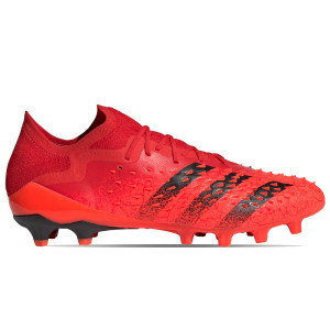 /G/Z/GZ2809_botas-de-futbol-para-cesped-artificial-color-rojo-adidas-predator-freak--1-low-ag_1_pie-derecho.jpg