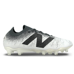 /S/T/ST1FLG45_botas-de-futbol-color-gris-new-balance-tekela-low-laced-fg-v4-_1_pie-derecho.jpg