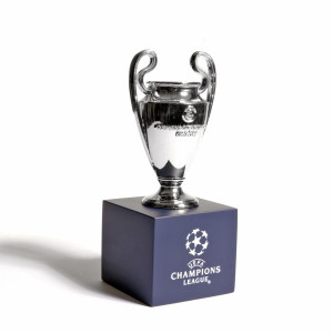 /U/E/UEFA-CL-70-HP_imagen-de-la-replica-de-trofeo-UEFA-CHAMPIONS-LEAGUE-REPLICA-70-con-pedestal_1_frontal.jpg