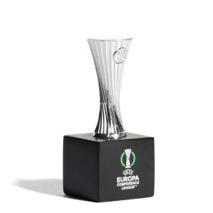 /U/E/UEFA-ECL-45-HP_trofeo-color-plata-uefa-conference-league-45-mm-con-pedestal_1_completa-frontal.jpg