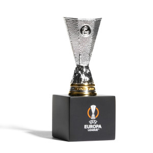 /U/E/UEFA-EL-70-HP_trofeo-color-plata-uefa-europa-league-70-mm-con-pedestal_1_completa-frontal.jpg