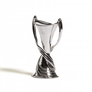 /U/E/UEFA-WCL-45_imagen-de-la-replica-trofeo-UEFA-WOMENS-CHAMPIONS-LEAGUE--45-MM-EN-PEDESTAL-MADERA-plata_1_frontal.jpg
