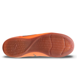 /1/0/107980-06_zapatillas-de-futbol-sala-naranjas-puma-truco-iii-jr_2_suela-pie-derecho.jpg