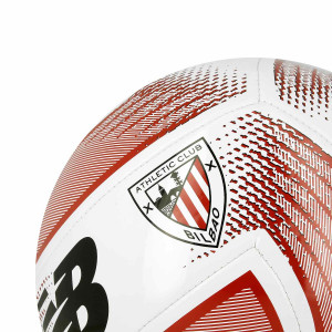 /F/B/FB23118G-WR2-5_pelota-futbol-11-rojo--blanco-new-balance-athletic-club-geodesa-training-talla-5_2_detalle-escudo.jpg