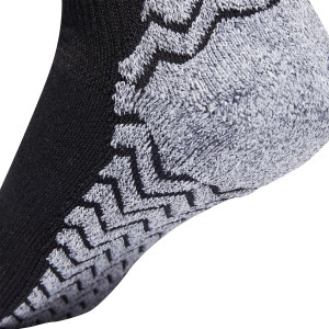 /I/N/IN1797_calcetines-antideslizantes-negros-adidas-football-grip-knitted-acolchados_2_detalle-lateral-y-planta.jpg