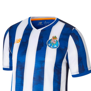 /J/T/JT230307-HME_camiseta-blanca--azul-new-balance-fc-porto-nino-2024-2025_2_detalle-cuello-y-pecho-con-escudo.jpg