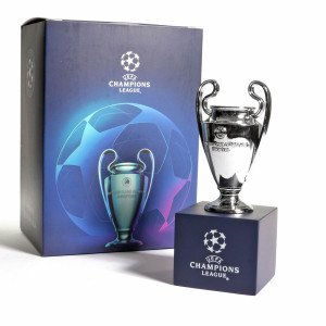 /U/E/UEFA-CL-70-HP_imagen-de-la-replica-de-trofeo-UEFA-CHAMPIONS-LEAGUE-REPLICA-70-con-pedestal_2_conjunto.jpg