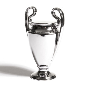 /U/E/UEFA-CL-80_imagen-de-la-replica-de-trofeo--UEFA-CHAMPIONS-LEAGUE-80-MM-plata_2_trasera.jpg