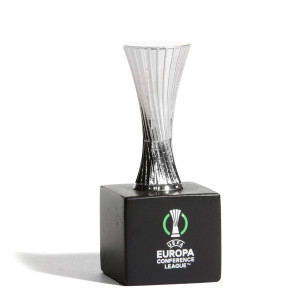 /U/E/UEFA-ECL-45-HP_copa-plateado-uefa-conference-league-45-mm-con-pedestal_2_completa-trasera.jpg