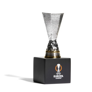 /U/E/UEFA-EL-70-HP_copa-plateado-uefa-europa-league-70-mm-con-pedestal_2_completa-trasera.jpg