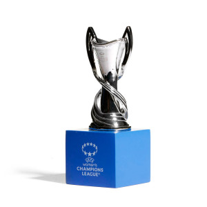 /U/E/UEFA-WCL-70-HP_copa-plateada-uefa-women-s-champions-league-70-mm-con-pedestal_2_completa-trasera.jpg