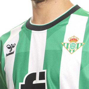 /2/1/216493-6129_camiseta-hummel-real-betis-2022-2023-color-verde-y-blanco_3_detalle-cuello-y-pecho-con-escudo.jpg