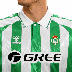 /2/2/226812-6143_camiseta-hummel-real-betis-balompie-2024-2025-color-verde-y-blanco_3_detalle-cuello-y-escudo.jpg