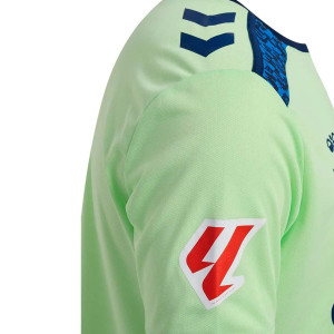 /2/2/226935-6257_camiseta-hummel-3a-las-palmas-2024-2025-color-verde_3_detalle-cuello-hombro-derecho.jpg