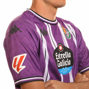 /3/2/321V4CW-S02_camiseta-kappa-valladolid-2024-2025-color-purpura-y-blanco_3_detalle-lateral.jpg