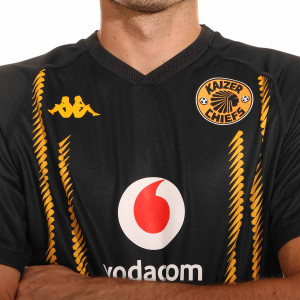 /3/6/361U8RW-S02_camiseta-kappa-2a-kaizer-chiefs-2024-2025-color-negro_3_detalle-de-cuello-y-escudo.jpg