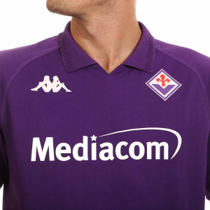 /3/7/371U4TW-437_camiseta-kappa-fiorentina-2024-2025-color-purpura-y-purpura_3_detalle-de-cuello-y-escudo.jpg