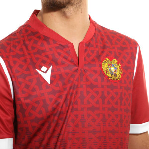 /5/8/58549215_camiseta-macron-armenia-2022-2023-color-rojo_3_detalle-cuello-y-pecho-con-escudo.jpg