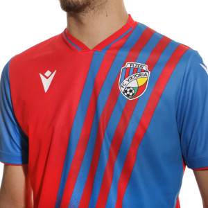 /5/8/58558301_camiseta-macron-viktoria-pilsen-2022-2023-color-rojo-y-azul_3_detalle-cuello-y-pecho-con-escudo.jpg