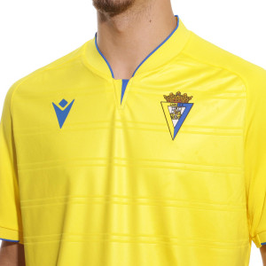 /5/8/58558800_camiseta-macron-cadiz-2022-2023-color-amarillo_3_detalle-cuello-y-pecho-con-escudo.jpg