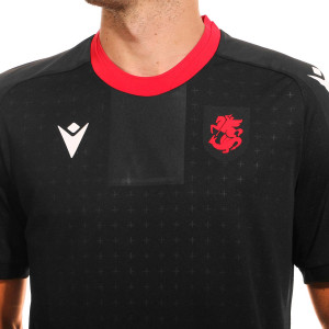 /5/8/58571366_camiseta-macron-2a-georgia-2023-2024-color-negro_3_detalle-cuello-y-pecho-con-escudo.jpg