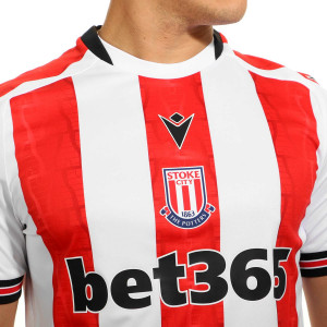 /6/0/60001038_camiseta-macron-stoke-city-fc-2024-2025-color-rojo-y-blanco_3_detalle-cuello-y-escudo.jpg
