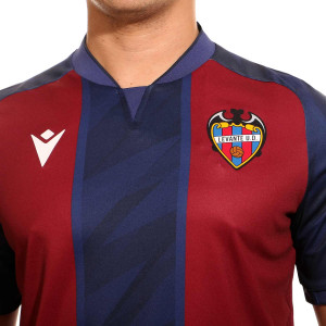 /6/0/60001183_camiseta-macron-levante-2024-2025-color-rojo-y-azul_3_detalle-cuello-y-escudo.jpg