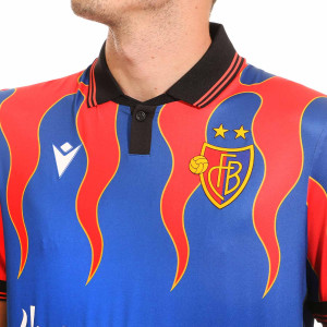 /6/0/60002712_camiseta-macron-fc-basel-2024-2025-color-azul-y-rojo_3_detalle-escudo-y-cuello.jpg