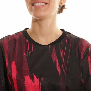 /6/5/657226-04_camiseta-puma-individualcup-mujer-graphic-color-negro-y-rojo_3_detalle-cuello-y-pecho.jpg
