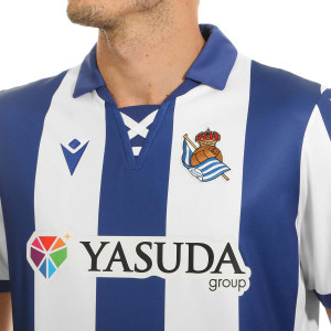 /7/0/700006270001_camiseta-macron-real-sociedad-autentica-2024-2025-color-blanco-y-azul_3_escudo.jpg