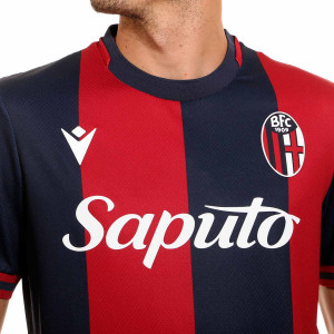 /7/0/70003187_camiseta-macron-bologna-2024-2025-color-rojo-y-azul_3_detalle-escudo-y-pecho.jpg
