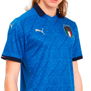/7/5/756468-01_camiseta-puma-italia-2020-2021-color-azul_3_detalle-cuello-y-pecho-con-escudo.jpg