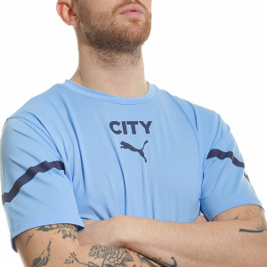 /7/6/764504-08_camiseta-azul-celeste-puma-manchester-city-pre-match_3_detalle-cuello.jpg