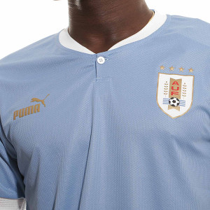 /7/7/770284-01_camiseta-puma-uruguay-2022-2023-color-z-azul-claro_3_detalle-cuello-y-pecho-con-escudo.jpg