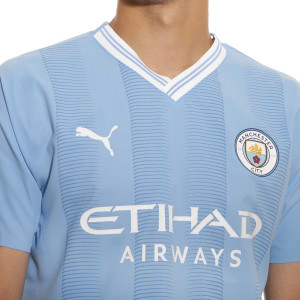 /7/7/770437-01-16_camiseta-puma-manchester-city-authentic-rodrigo-23-24-pl-color-azul_3_detalle-cuello-y-pecho-con-escudo.jpg