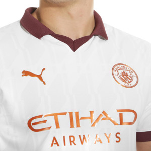/7/7/770448-02-47_camiseta-puma-2a-manchester-city-authentic-foden-23-24-pl-color-blanco_3_detalle-cuello-y-pecho-con-escudo.jpg
