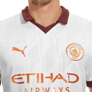 /7/7/770449-02-16_camiseta-puma-2a-manchester-city-rodrigo-23-24-pl-color-blanco_3_detalle-cuello-y-pecho-con-escudo.jpg