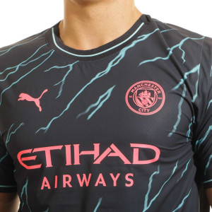 /7/7/770459-03-16_camiseta-puma-3a-manchester-city-authentic-rodrigo-23-24-pl-color-azul_3_detalle-cuello-y-pecho-con-escudo.jpg
