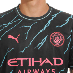 /7/7/770460-03-47_camiseta-puma-3a-manchester-city-foden-23-24-pl-color-azul_3_detalle-cuello-y-pecho-con-escudo.jpg