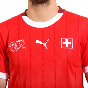 /7/7/773956-01_camiseta-puma-suiza-2024-color-rojo_3_escudo-y-cuello.jpg