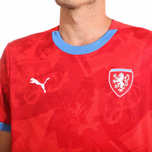 /7/7/774122-01_camiseta-puma-republica-checa-2024-color-rojo_3_cuello-y-escudo.jpg