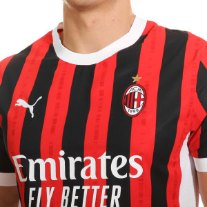 /7/7/774949-01_camiseta-puma-milan-autentica-2024-2025--color-rojo-y-negro_3_detalle-cuello-y-escudo.jpg