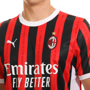 /7/7/774979-01_camiseta-puma-milan-2024-2025-color-rojo-y-negro_3_detalle-cuello-y-escudo.jpg