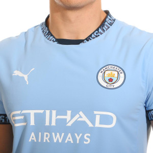 /7/7/775050-01-10GRLSH.A_camiseta-puma-manchester-city--grealish-autentica-2024-2025-pl-color-azul_3_detalle-cuello-y-pecho-con-escudo.jpg