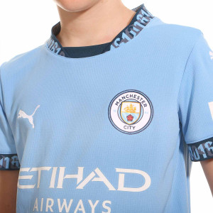 /7/7/775078-01-16RDRG.I_camiseta-puma-manchester-city-nino-rodrigo-24-25-color-azul_3_detalle-cuello-y-pecho-con-escudo.jpg